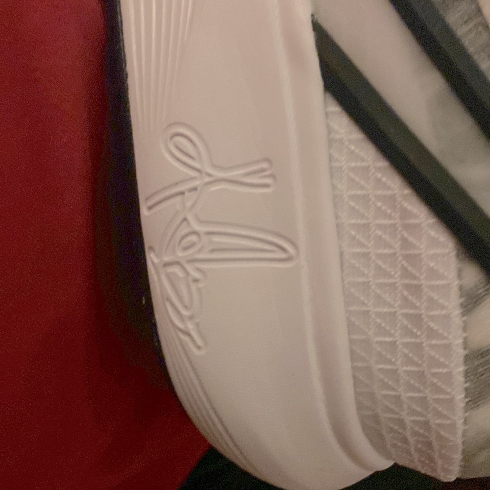New Unreleased Kyrie irving 8 men’s 11.5 
Or women’s 13. - Picture 3 of 11